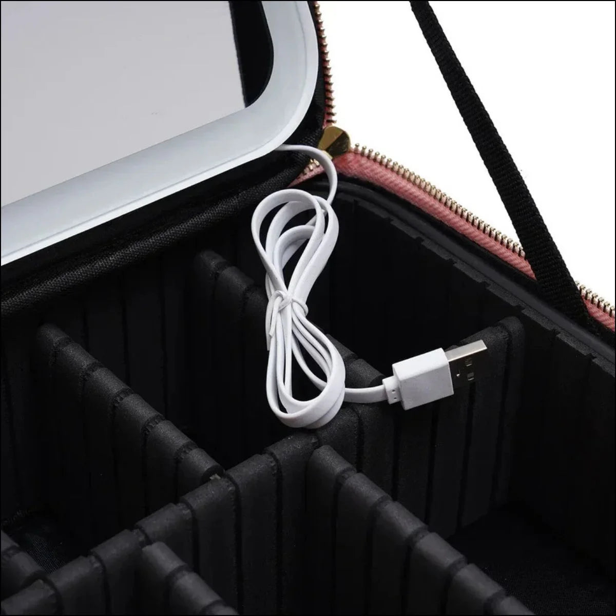 Trousse Maquillage avec Miroir LED 3 Modes
Tout ton maquillage au même endroit — pratique à la maison & en voyage.